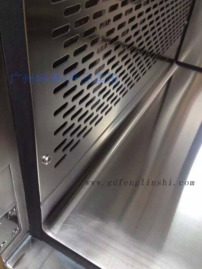 百級層流傳遞窗內外雙層殼體，內部四周圓弧處理，保證無縫隙連接；