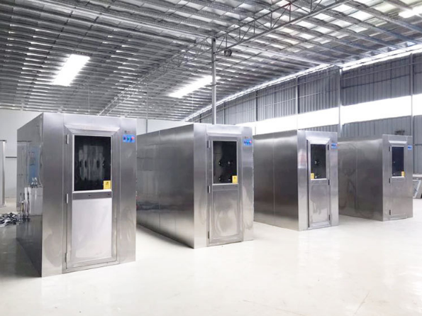風淋室是人進入潔凈室所必需的通道，它可以減少進出潔凈室所帶來的污染問題