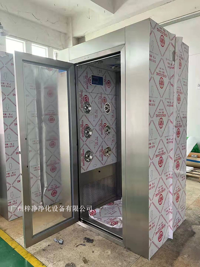 風(fēng)淋室的主要功能是通過高速氣流將塵埃和污物吹離工作人員的衣物和身體,從而確保進入潔凈室的環(huán)境符合規(guī)定的潔凈度標(biāo)準(zhǔn)。 風(fēng)淋室的主要功能是通過高速氣流將塵埃和污物吹離工作人員的衣物和身體,從而確保進入潔凈室的環(huán)境符合規(guī)定的潔凈度標(biāo)準(zhǔn)。