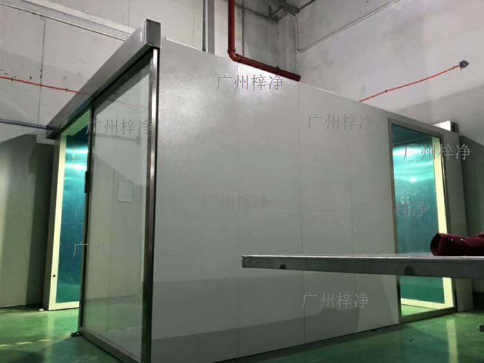 風淋室是醫療設備生產車間中不可或缺的潔凈設備 風淋室是醫療設備生產車間中不可或缺的潔凈設備