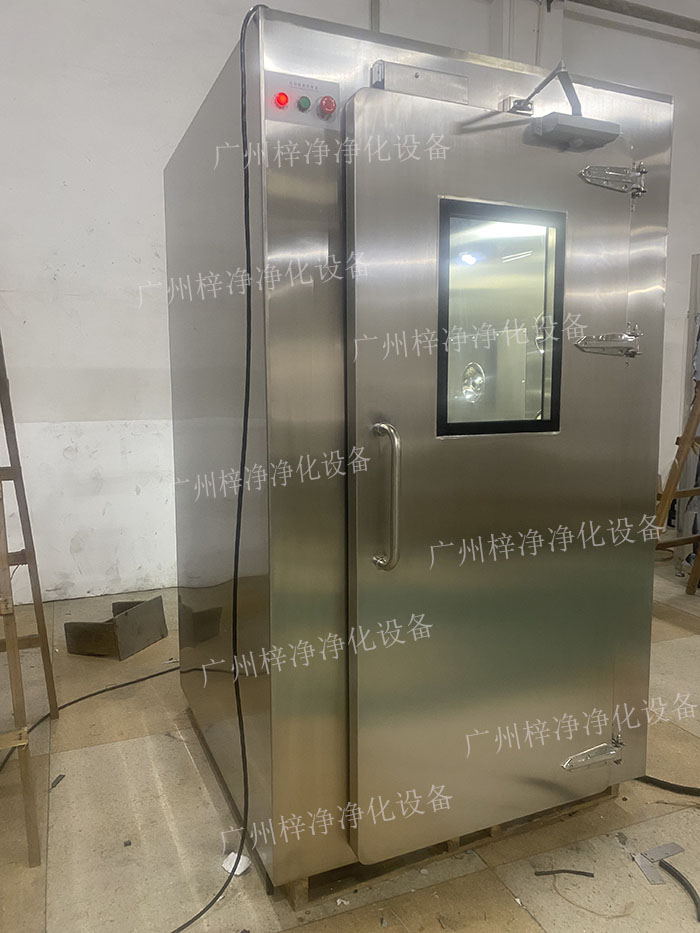 高端滿焊風淋室采用滿焊接工藝，無縫連接，防止塵埃進入，確保潔凈室的空氣質量。