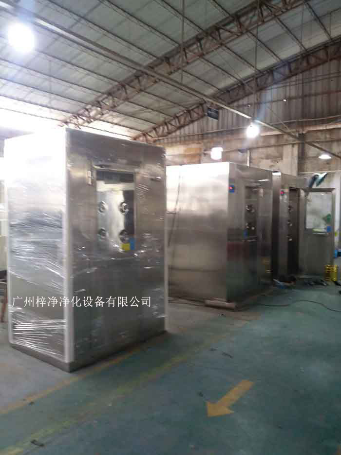 風(fēng)淋室作為保障實(shí)驗(yàn)室及生產(chǎn)環(huán)境潔凈室的關(guān)鍵設(shè)備 風(fēng)淋室作為保障實(shí)驗(yàn)室及生產(chǎn)環(huán)境潔凈室的關(guān)鍵設(shè)備