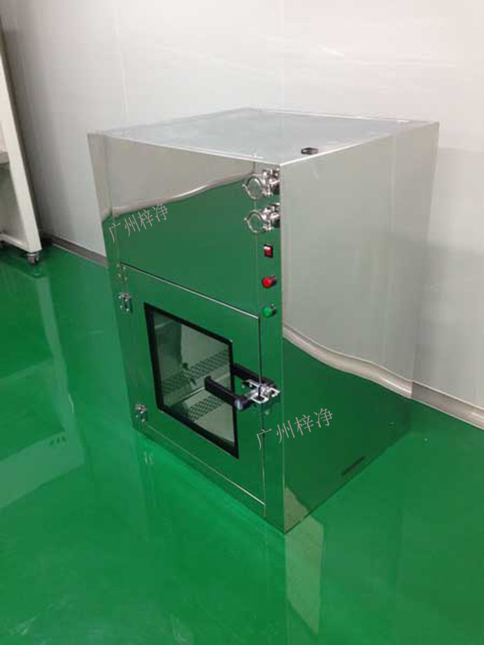 傳遞窗，又稱為隔離傳遞窗、氣閘室等，是一種能夠在不同潔凈度等級的環(huán)境之間實現(xiàn)物品和人員安全傳遞的設(shè)備。