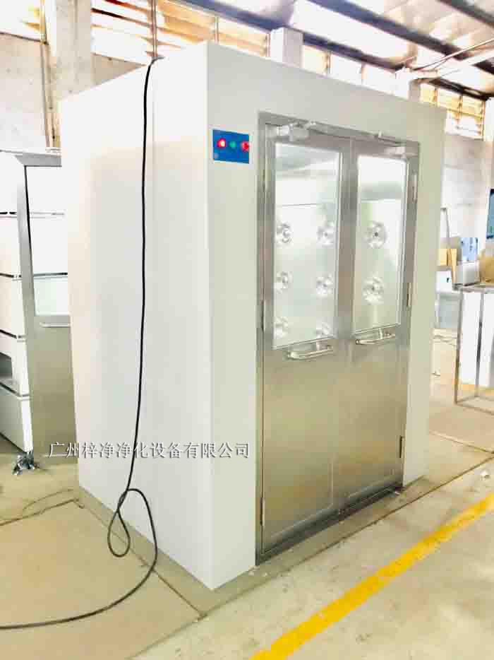 風淋室是潔凈室中的重要設備，風淋室主要用于去除進入潔凈室的人員或物料表面的塵埃和微生物，保證潔凈室內的空氣質量和環境穩定性。