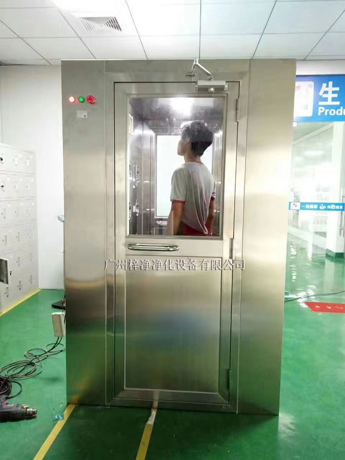 在使用前,應(yīng)仔細(xì)檢查風(fēng)淋室是否處于正常工作狀態(tài),包括電氣系統(tǒng)、風(fēng)機(jī)、風(fēng)速、風(fēng)淋室門等。 在使用前,應(yīng)仔細(xì)檢查風(fēng)淋室是否處于正常工作狀態(tài),包括電氣系統(tǒng)、風(fēng)機(jī)、風(fēng)速、風(fēng)淋室門等。