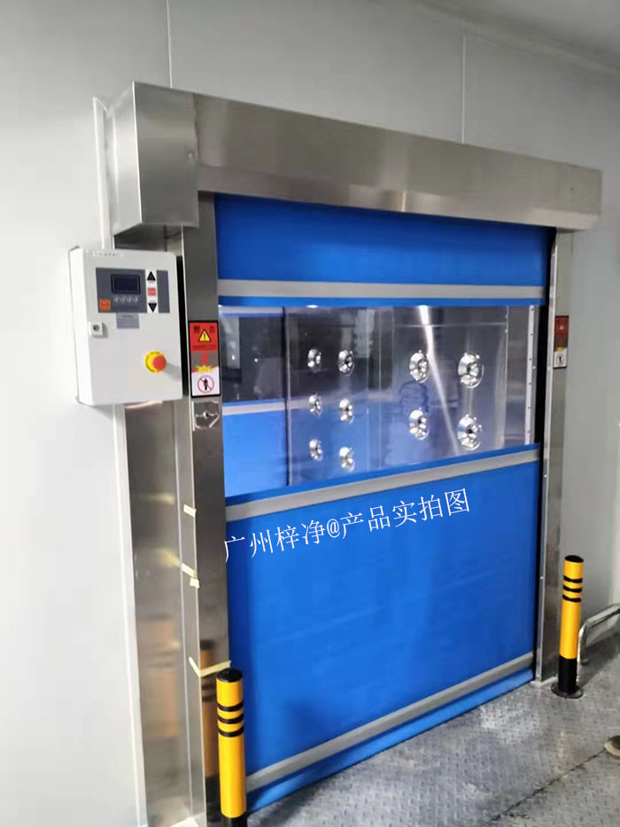 操作人員進入快速卷簾門風淋室，站在指定位置。