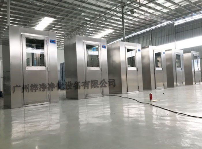 風淋室可以有效去除進入實驗室人員的衣物、頭發(fā)等表面攜帶的塵埃和微粒，降低實驗室內的污染風險。