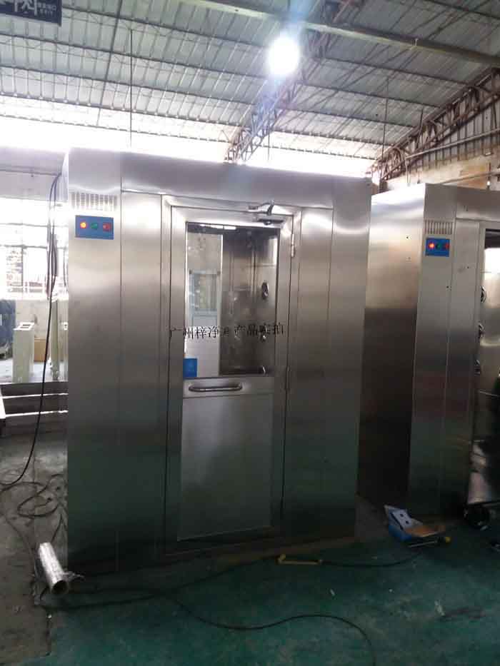 風淋室在潔凈室半導(dǎo)體、藥品生產(chǎn)、食品加工等行業(yè)中扮演著至關(guān)重要，