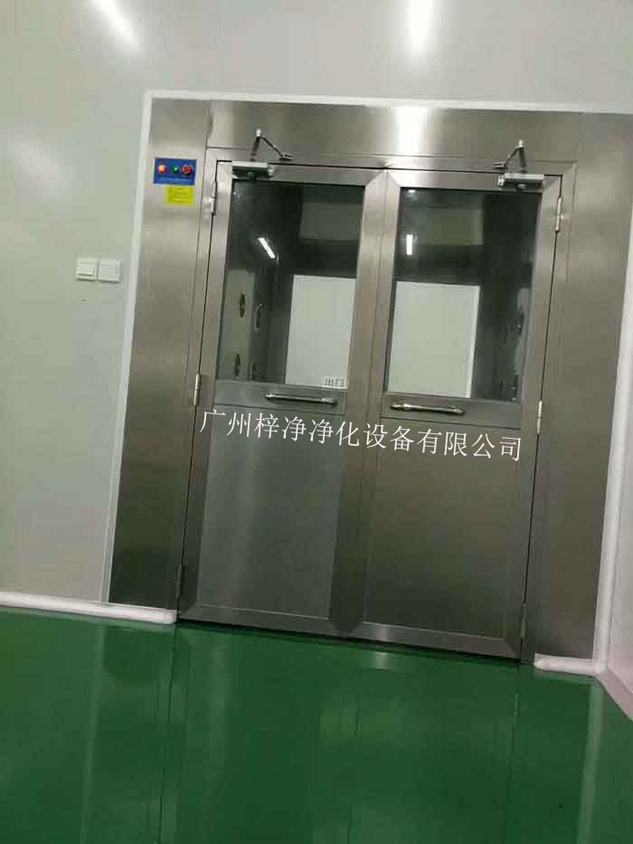 風淋室的主要功能是利用高速氣流對人體或物品進行吹淋，迅速去除其表面的塵埃和微粒，從而達到潔凈的目的。