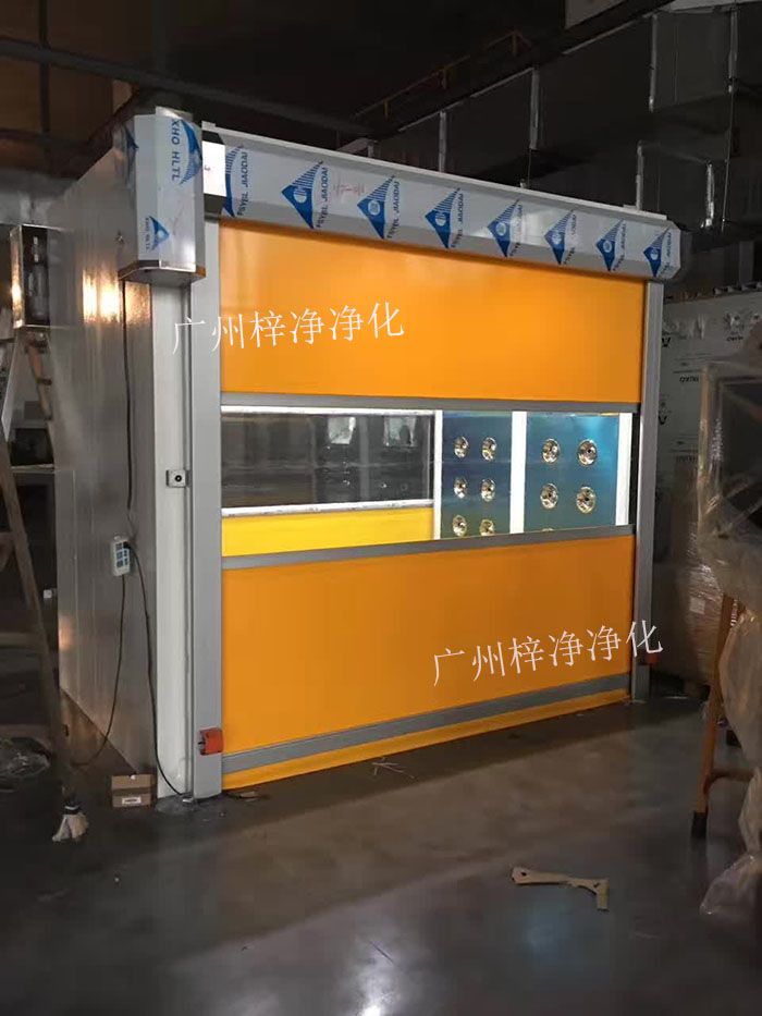快速卷簾門風淋室由一個高速運行的卷簾門和高效空氣過濾器組成 快速卷簾門風淋室由一個高速運行的卷簾門和高效空氣過濾器組成