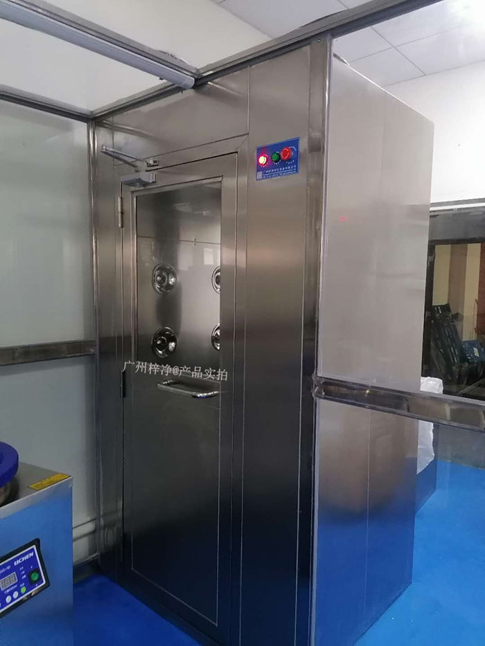 實驗室中的實驗往往對環(huán)境要求極高，風淋室的使用可以有效減少實驗過程中的污染，保證實驗結(jié)果的準確性