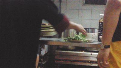 7月23日,漢麗軒烤肉超市昌平店,服務(wù)員將幾盤(pán)顧客剩菜(左手中疊在一起的是幾盤(pán)肉,其右手正整理韭菜)端回后廚,進(jìn)行整理后準(zhǔn)備再送往餐廳自助取餐區(qū)供顧客食用。